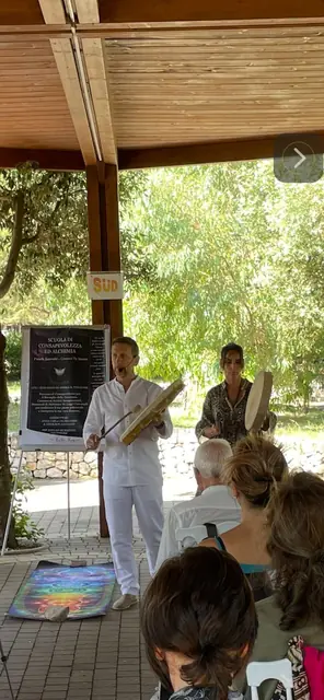 Nicolaos con strumenti musicali