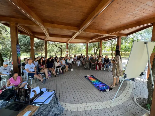 Anna Carla parla alla platea