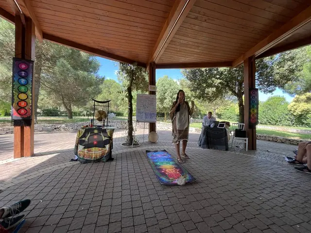 Nicolaos con banner dei Chakra