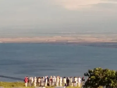Il gruppo in fila davanti al panorama del golfo