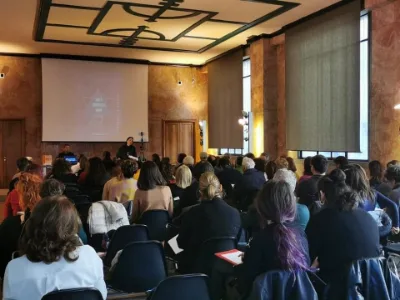 Conferenza in sala con platea